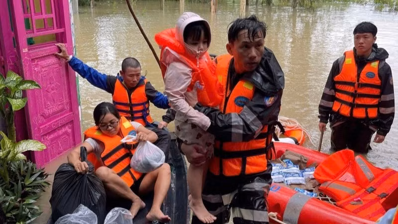 Tiếp cận các khu vực bị chia cắt, di chuyển người già, trẻ nhỏ, phụ nữ có thai... từ vùng nguy hiểm đến nơi an toàn.