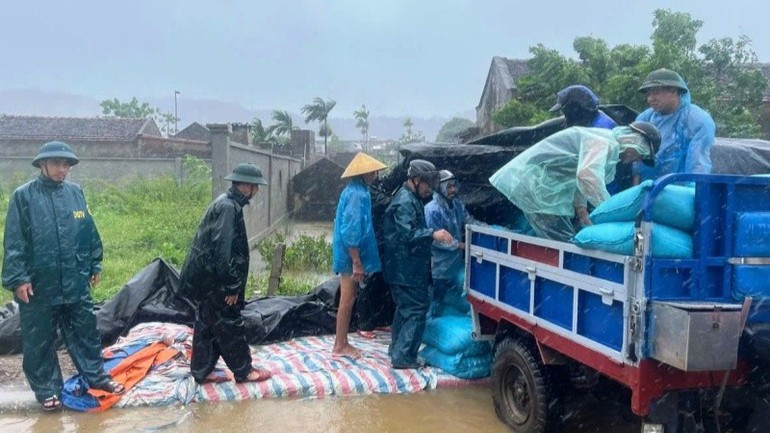 Lực lượng chức năng trợ giúp hộ dân ở xã Hoa Lộc (Thanh Hóa) di chuyển tài sản khỏi nơi có nguy cơ ngập nước. (Ảnh: nhandan.vn)
