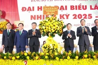 Phó Thủ tướng Hồ Đức Phớc tặng hoa chúc mừng Đại hội Đảng bộ VRG.