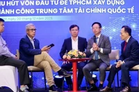 Quang cảnh tọa đàm tại Hội thảo “Thu hút vốn đầu tư để Thành phố Hồ Chí Minh xây dựng thành công Trung tâm Tài chính quốc tế”.