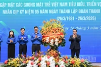 Thủ tướng Chính phủ Phạm Minh Chính tặng hoa chúc mừng Ban Bí thư Trung ương Đoàn Thanh niên Cộng sản Hồ Chí Minh. (Ảnh: Trần Hải)