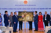 Thủ tướng Chính phủ Phạm Minh Chính tặng quà lưu niệm cho Đại sứ quán Việt Nam tại Liên bang Nga. (Ảnh: Thanh Giang)