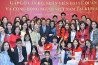 Thủ tướng Chính phủ Phạm Minh Chính và Phu nhân với bà con cộng đồng người Việt Nam tại Kuwait. (Ảnh: Thanh Giang)