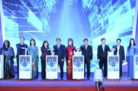 Thủ tướng Chính phủ Phạm Minh Chính cùng các đồng chí lãnh đạo thực hiện nghi thức kích hoạt triển khai Đề án của Chính phủ “Hỗ trợ phụ nữ khởi nghiệp giai đoạn 2026-2035”. (Ảnh: Trần Hải)