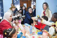 Phu nhân Lê Thị Bích Trân tặng quà cho các em nhỏ có hoàn cảnh đặc biệt tại tại Trung tâm Bảo vệ trẻ em El Biar. (Ảnh: NGUYỄN HỒNG)