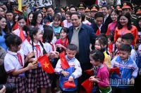 Thủ tướng Chính phủ Phạm Minh Chính ân cần thăm hỏi thầy cô, học sinh Trường Tiểu học Cẩm Thạch. (Ảnh: TRẦN HẢI)