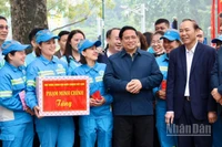 Thủ tướng Chính phủ Phạm Minh Chính thăm, động viên, chúc Tết đội ngũ công nhân vệ sinh môi trường của Công ty URENCO tại Vườn hoa Lê Trực. (Ảnh: Hải Linh)