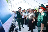 Thủ tướng Chính phủ Phạm Minh Chính nghe giới thiệu về tình hình triển khai các dự án trọng điểm trên địa bàn tỉnh Cà Mau. (Ảnh: Dương Giang/TTXVN)