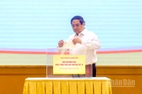 Thủ tướng Phạm Minh Chính tham gia quyên góp, ủng hộ đồng bào bị thiệt hại do cơn bão số 10 gây ra. (Ảnh: Trần Hải)