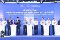 Thủ tướng Phạm Minh Chính và các đồng chí lãnh đạo thực hiện nghi thức khởi công tổ hợp (Ảnh: TRẦN HẢI). 