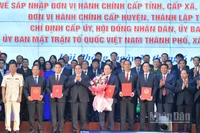 Thủ tướng Phạm Minh Chính chúc mừng lãnh đạo thành phố Hải Phòng (mới) nhận các Quyết định Trung ương. (Ảnh: THANH GIANG)