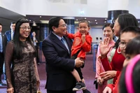 Thủ tướng Phạm Minh Chính và Phu nhân với bà con cộng đồng người Việt Nam tại Estonia. (Ảnh: NGUYỄN HỒNG)