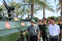 Thủ tướng Phạm Minh Chính tham quan xe chiến đấu bộ binh cho ngành Công nghiệp quốc phòng trong nước chế tạo. (Ảnh: TRẦN HẢI)