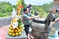 Thủ tướng Chính phủ Phạm Minh Chính dâng hương, dâng hoa tưởng niệm các Anh hùng liệt sĩ tại Di tích quốc gia đặc biệt Thành cổ Quảng Trị. (Ảnh: Thanh Giang)