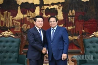 Thủ tướng Phạm Minh Chính và đồng chí Saleumxay Kommasith, Ủy viên Bộ Chính trị, Phó Thủ tướng Chính phủ, Trưởng Ban Cải cách doanh nghiệp Lào. (Ảnh: TrẦN HẢI)