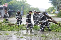 Cán bộ, chiến sĩ Trung đoàn Cảnh sát Cơ động Bắc Trung Bộ tích cực tham gia khắc phục hậu quả bão số 5.