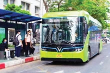Tuyến buýt điện do VinBus vận hành đi từ thành phố Thủ Đức đến trung tâm Quận 1. (Ảnh THẾ ANH)
