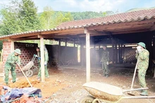 Các "đội thợ xây không đồng" của Bộ đội Biên phòng Hà Tĩnh đảm nhiệm xây nhà mới cho những hộ dân gặp khó khăn về nhà ở. (Ảnh: NGÔ TUẤN)