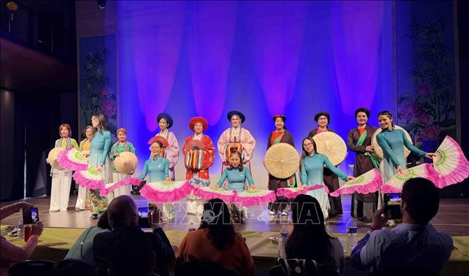 Màn trình diễn áo dài mang tên “Ba miền chung một dáng hoa”, do Câu lạc bộ Di sản Áo dài Việt Nam tại Vương quốc Bỉ phối hợp với Hội phụ nữ UGVB thực hiện.