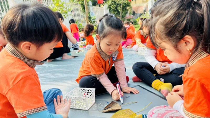 Các bạn nhỏ trong giờ hoạt động tạo hình con vật từ lá cây tại Trường mầm non Tuổi thơ (quận Hoàng Mai). 