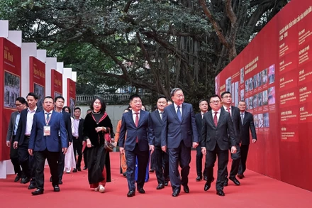Tổng Bí thư Tô Lâm và các đồng chí lãnh đạo Đảng, Nhà nước tham quan trưng bày Báo Nhân Dân 75 năm đồng hành cùng đất nước. (Ảnh Thành Đạt) 