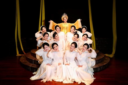 Cảnh trong vở Thái hậu Dương Vân Nga.