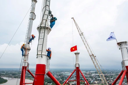 Công trường thi công cột 214 vượt sông Luộc (Thái Bình cũ) thuộc tuyến đường dây 500 kV mạch 3. Ảnh Thành Đạt 