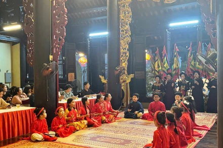 Các em học sinh trong CLB Ca trù An Biên biểu diễn tại đình An Biên.