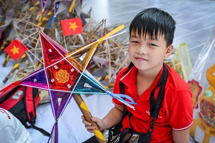 Các em tự tay làm đèn ông sao... 