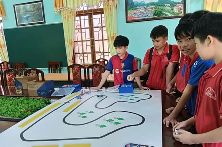 Sau khi được học STEM, mỗi giờ thực hành luôn tràn đầy niềm vui với các em học sinh Trường Phổ thông Dân tộc bán trú Tri Lễ. (Ảnh HOÀNG HẬU) 