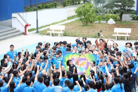 Học sinh Hope School sôi nổi tham gia "Chấm - Chạm" và giao lưu cùng họa sĩ Trương Vũ Trung. (Ảnh HUỲNH NGỌC)