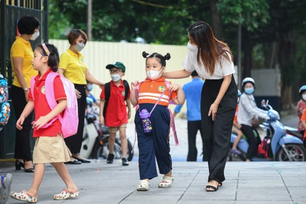 Nhiều gia đình gặp khó khăn khi phải xoay xở đón, đưa con đi học mỗi ngày. (Ảnh Thành Đạt)