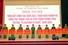 Thượng tướng Nguyễn Ngọc Lâm trao tặng Cờ thi đua của Bộ Công an cho các tập thể có thành tích xuất sắc trong phong trào thi đua Vì an ninh Tổ quốc năm 2025.