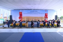 Các đại biểu thực hiện nghi thức khởi công dự án