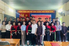 Giảng viên và các học viên tại lớp truyền dạy lĩnh vực văn hóa phi vật thể dân tộc Cao Lan