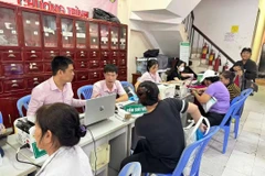 Ngân hàng Chính sách xã hội Bình Đông giải ngân cho các hộ dân, góp phần hỗ trợ giảm nghèo, giải quyết việc làm. 