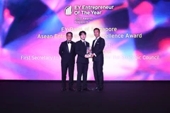 Anh Nguyễn Đức Thành – Thư ký Thứ nhất của Chủ tịch Hội đồng Chiến lược (đứng giữa) thay mặt Anh hùng Lao động Thái Hương nhận Giải thưởng Doanh nhân Xuất sắc ASEAN - ASEAN Entrepreneurial Excellence Award 2025.