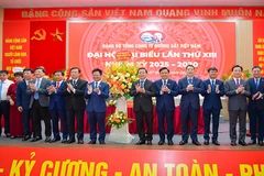 Phó Thủ tướng Trần Hồng Hà tặng lẵng hoa chúc mừng Đại hội