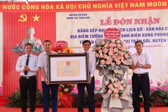 Trao Bằng xếp hạng di tích lịch sử-văn hóa cấp tỉnh Địa điểm tưởng niệm Thanh niên xung phong Ga Núi Gôi.