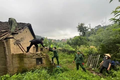 Cán bộ chiến sĩ biên phòng giúp đỡ xây sửa nhà cho người dân.