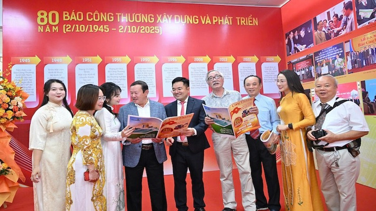 Các thế hệ làm báo tại Báo Công thương bên lề buổi lễ. z7073601863119-f0f0b0516837a3ab930118a81293b62f.jpg