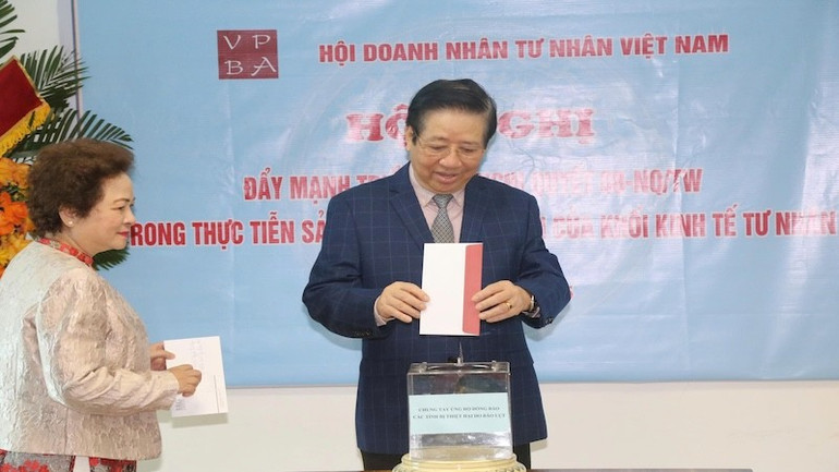 Các đại biểu dự hội nghị quyên góp ủng hộ, góp phần chia sẻ với những khó khăn, mất mát của đồng bào vùng lũ lụt. z7114734452397-89f4cfba2f7abc6086a21dba17c56adb.jpg
