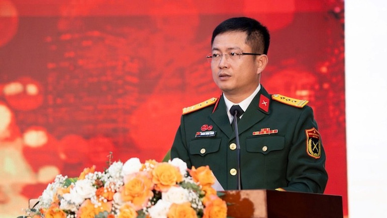 Thượng tá Hoàng Trung Thành, Tổng Giám đốc Viettel Telecom trình bày báo cáo trung tâm của đại hội. picture2.jpg