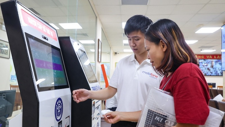Nhân viên MobiFone hướng dẫn người dân sử dụng Hệ thống thông tin giải quyết thủ tục hành chính. hn-9.jpg