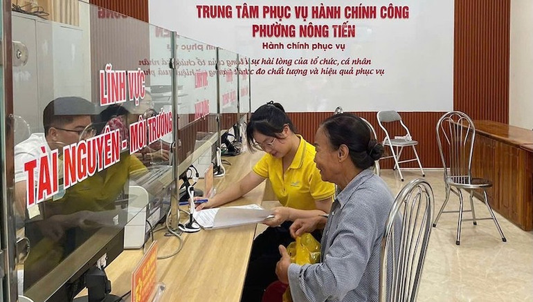 Nhân viên bưu điện tỉnh Tuyên Quang hỗ trợ người dân tại Trung tâm phục vụ hành chính công. nhan-vien-buu-dien-tinh-tuyen-quang-ho-tro-nguoi-dan-tai-ttpvhcc-phuong-hong-tien.jpg