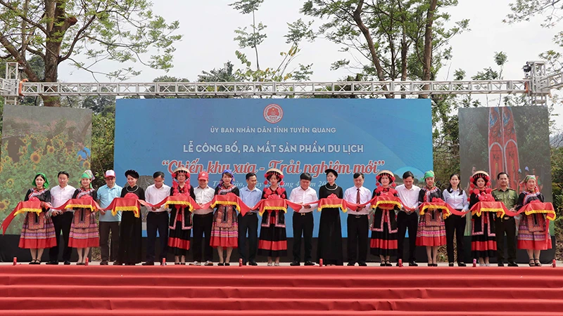 Các đại biểu cắt băng công bố, ra mắt sản phẩm du lịch “Chiến khu xưa-Trải nghiệm mới”.