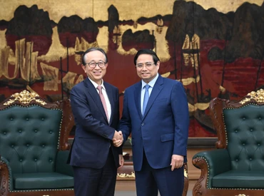 Thủ tướng Phạm Minh Chính và ông Hironori Kamezawa - Tổng giám đốc Tập đoàn MUFG (Nhật Bản).