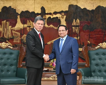 Thủ tướng Phạm Minh Chính tiếp Phó Tổng Thư ký Đảng Hành động Nhân dân Singapore, Bộ trưởng Điều phối các Dịch vụ Công kiêm Bộ trưởng Quốc phòng Chan Chun Sing.
