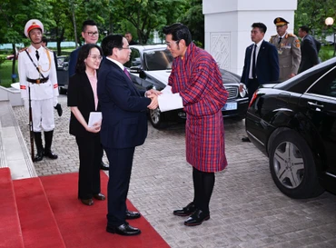 Thủ tướng Phạm Minh Chính đón Quốc vương Bhutan Jigme Khesar Namgyel Wangchuck.