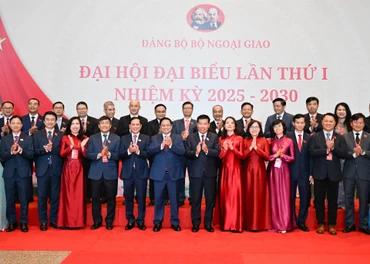 Bí thư Đảng ủy Chính phủ, Thủ tướng Chính phủ Phạm Minh Chính với các lãnh đạo Đảng bộ Bộ Ngoại giao. (Ảnh: TRẦN HẢI)